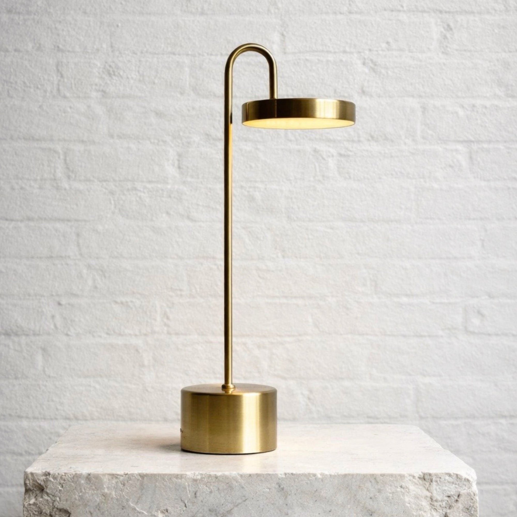 MooveLIGHT Bordlampe Inkl. Trådløs Oplader - Messing