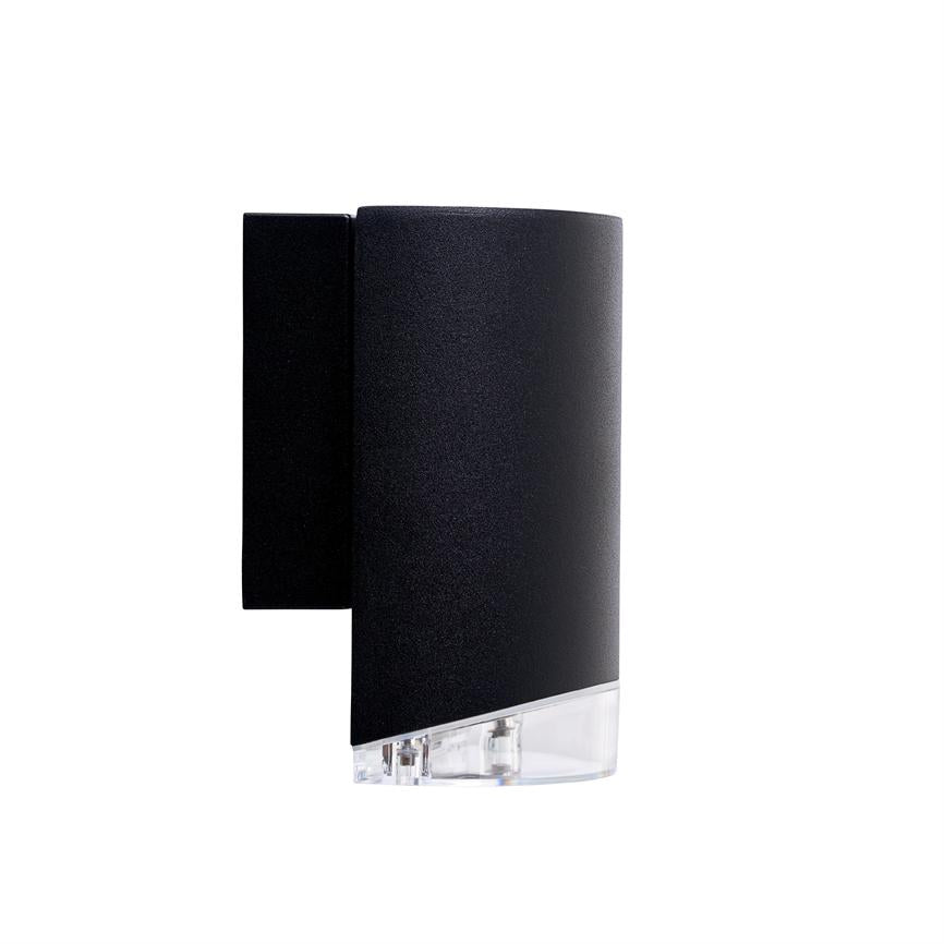 Sort buet væglampe monteret på væggen; nedre kant har klar plast, hvor to lyskilder/LED-komponenter er synlige; enkel, moderne form fotograferet mod ensartet hvid baggrund.