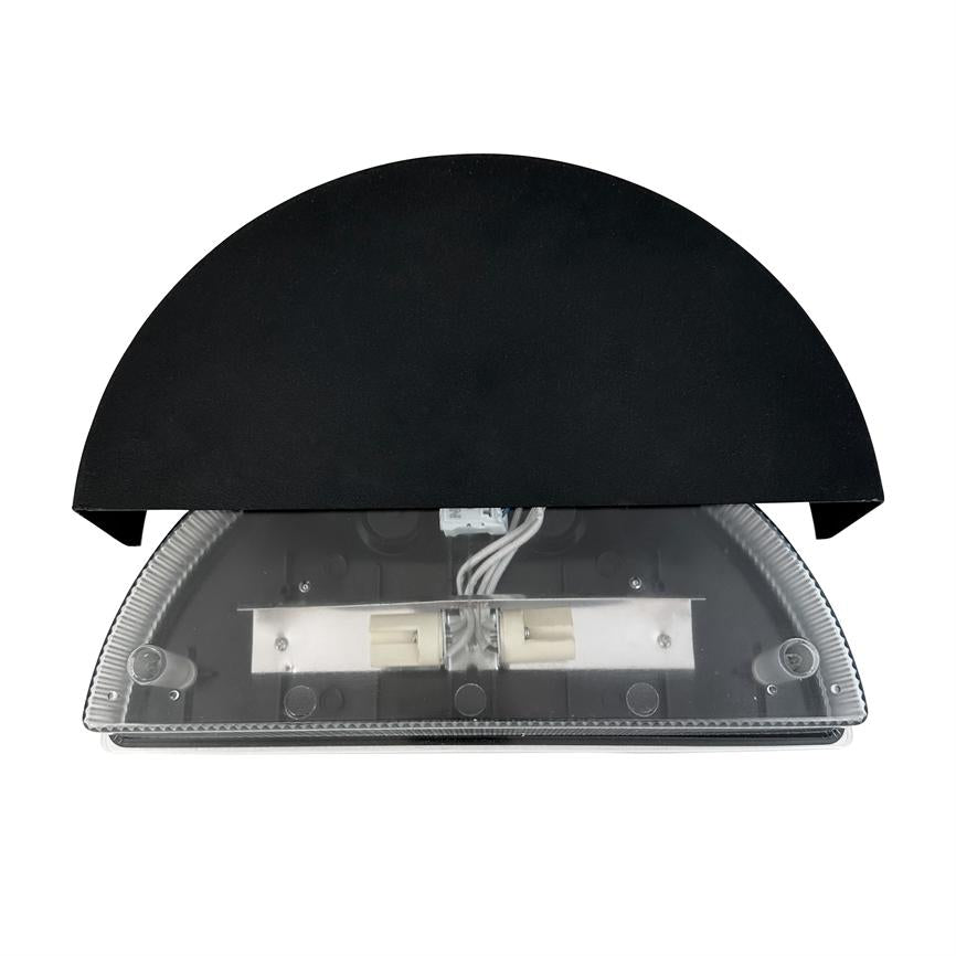 Halvcirkel-formet væglampe med sort metalkappe, gennemsigtig ribbet plastafskærmning og synlige ledninger; beskytter fatninger og fordeler lys, fotograferet på neutral hvid baggrund.