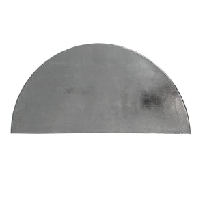 En halvcirkelformet metalplade ligger fladt på en ensartet hvid baggrund; mat, let reflekterende overflade med små ujævnheder.