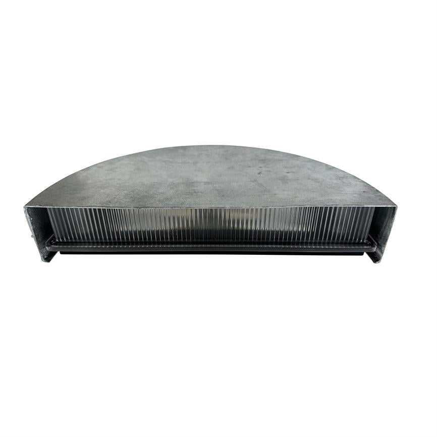 Halvcirkelformet metalkomponent viser tætte, parallelle lameller; ligger isoleret mod hvid baggrund og fremstår som en varme- eller kølefinne.