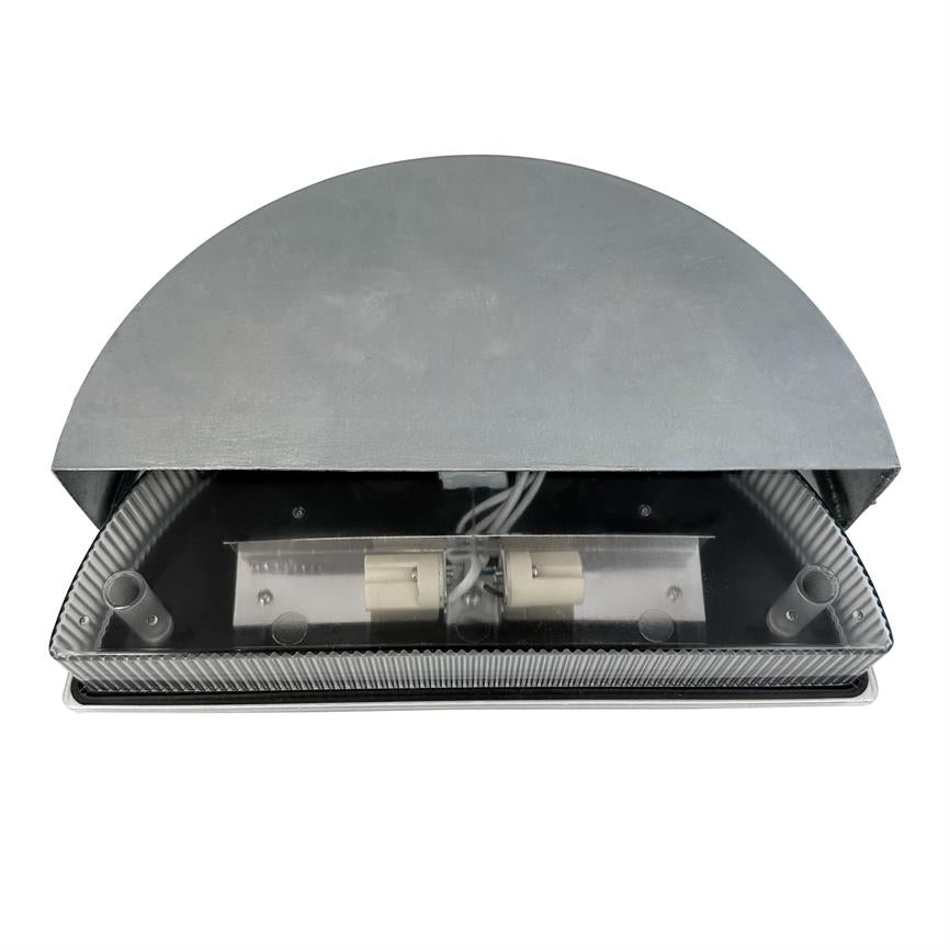 Halvcirkelformet væglampe med mat grå metaltop afslører indre: to fatninger og ledninger synlige bag klar plastdiffuser, mod hvid baggrund.