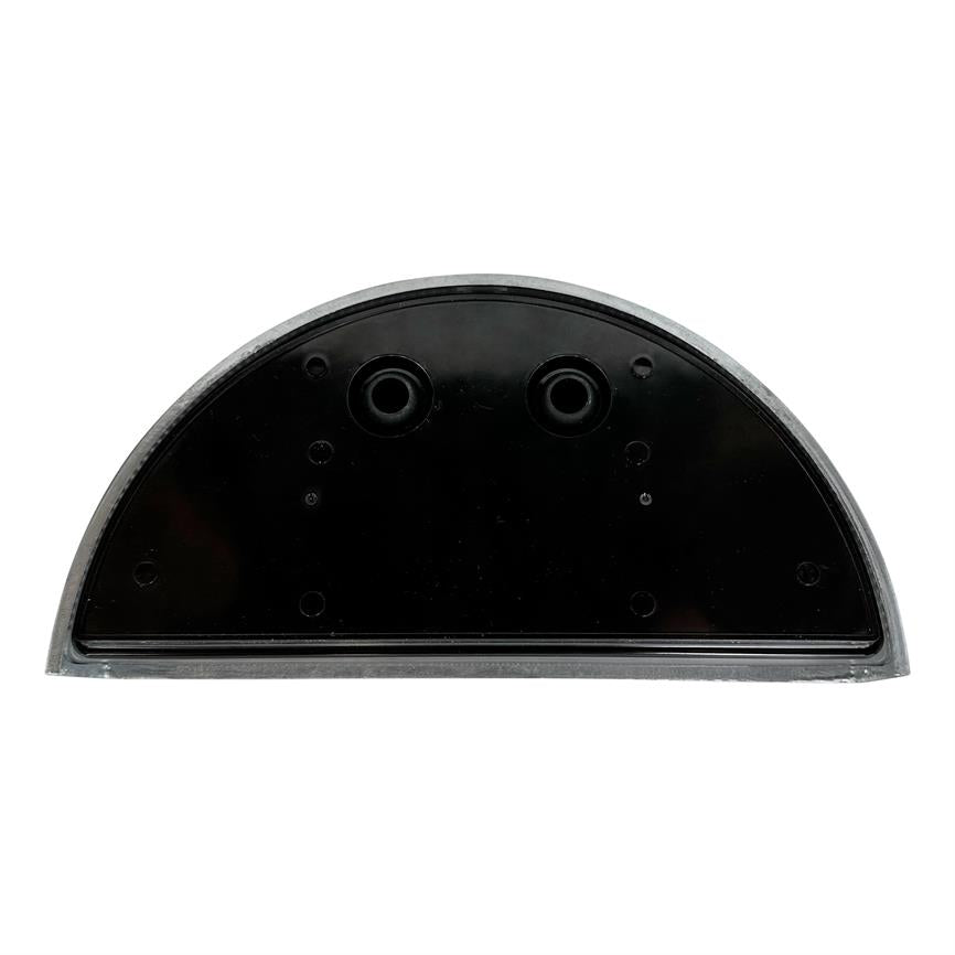 En halvcirkelformet sort plastikbase viser to runde huller centralt, omkranset af en sølvfarvet kant og placeret på en ensartet hvid baggrund.