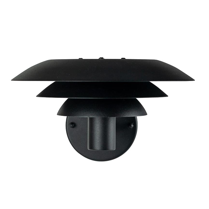 Væglampe: monteret på rundt vægbeslag; tre lagdelte, flade skærme spreder lyset nedad; cylindrisk arm forbinder skærme og base; sort metal, minimalistisk design på hvid baggrund.