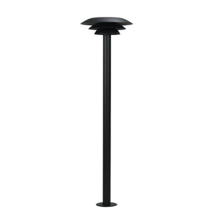 Sort udendørslampe på høj, slank søjle med tre flade, skålformede skærme (objekt); designet til at sprede nedadrettet lys (handling); monteret på rund fod til jordfast installation i have eller langs sti (kontekst).
