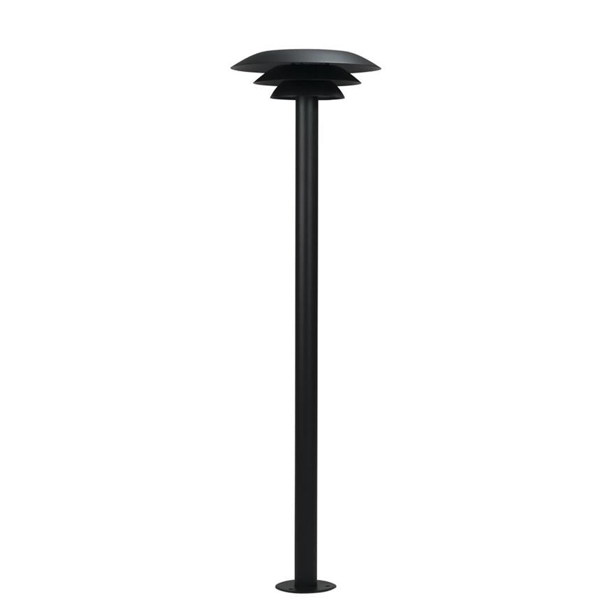 Sort udendørslampe på høj, slank søjle med tre flade, skålformede skærme (objekt); designet til at sprede nedadrettet lys (handling); monteret på rund fod til jordfast installation i have eller langs sti (kontekst).