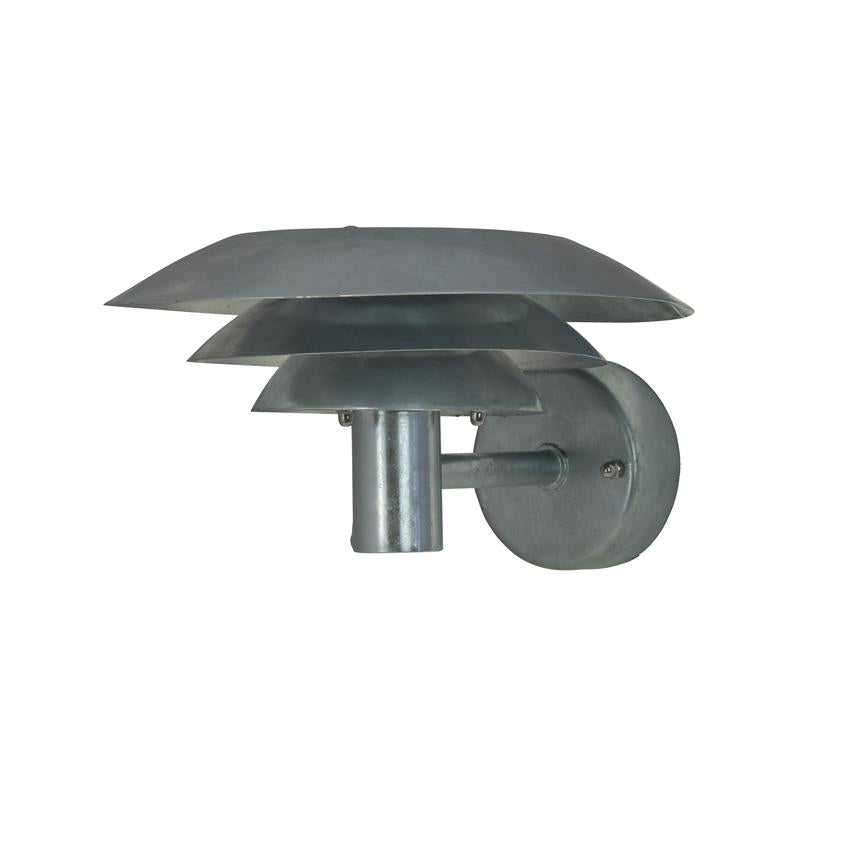 Væglampe i galvaniseret, mat grå metal med tre lagede skærme; arm holder lampefoden under skærmene, monteret på en rund vægplade, egnet til udendørs vægmontering.