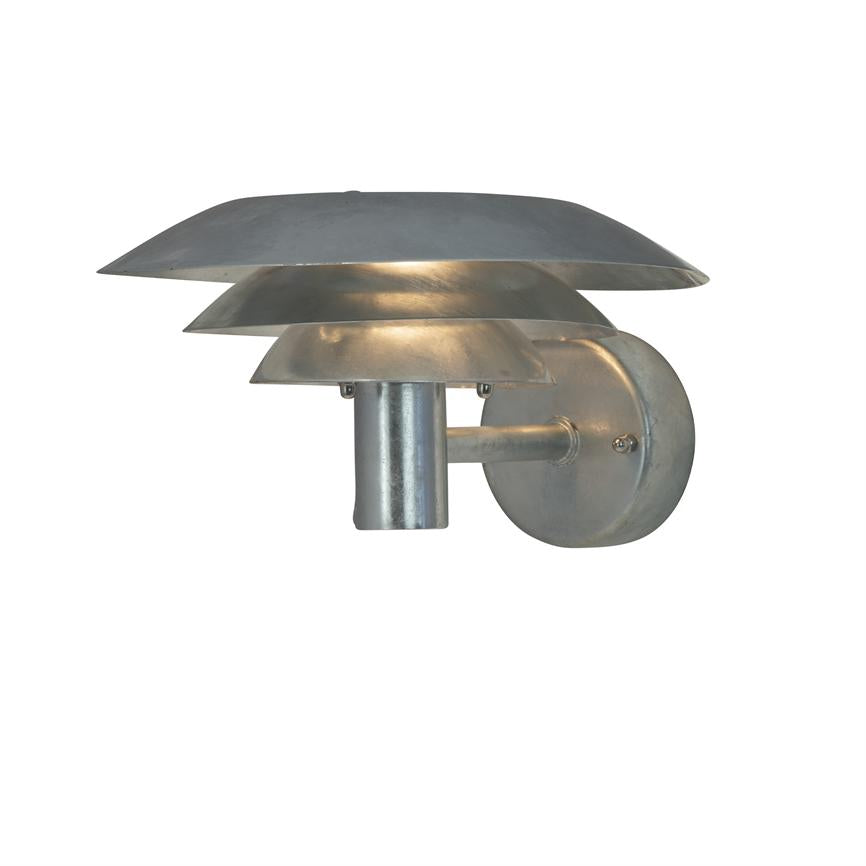 Væglampe med tre lagdelte, runde metalskærme, kaster blødt, nedadrettet lys; monteret på en rund vægophæng med kort arm mod en neutral, hvid baggrund.