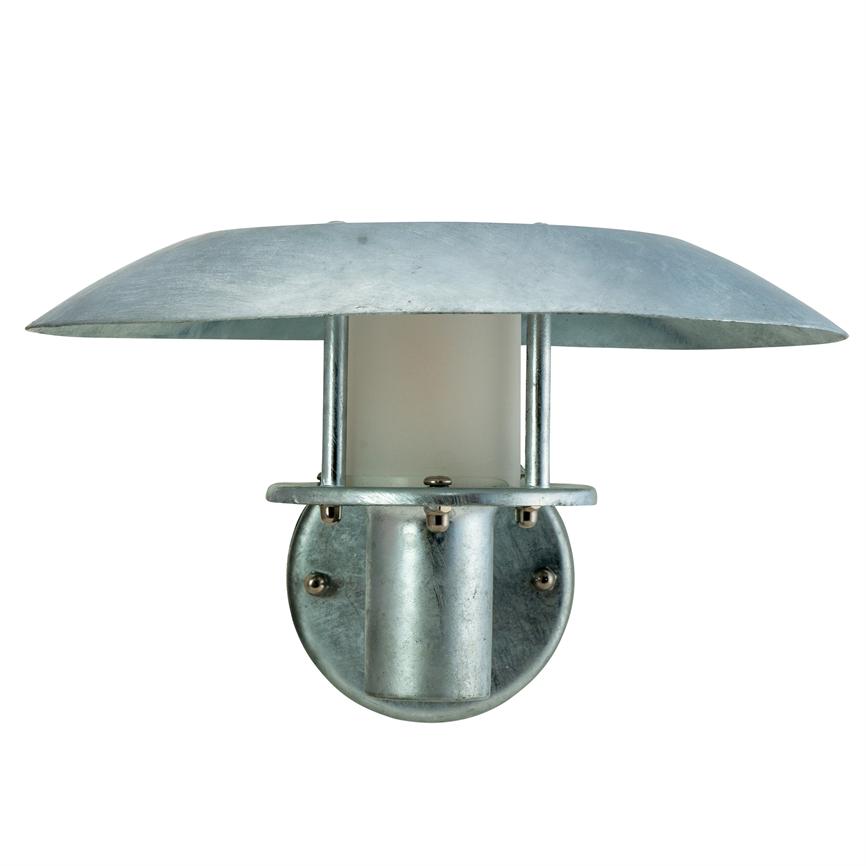 Væglampe med bred, flad metalskærm; en hvid cylindrisk diffusor beskytter lyskilden; to tynde søjler forbinder skærm og rund vægbasis i galvaniseret metal, velegnet til udendørs montering.