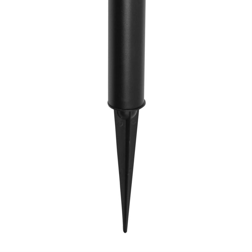 Sort plastspyd (jordspyd) peger nedad, monteret under et cylindrisk skaft; spidsen er skarp og rettes mod et usynligt underlag på en ensartet hvid baggrund.