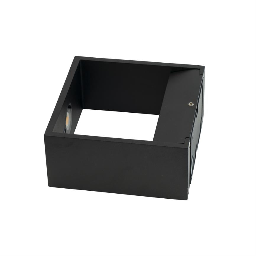 Sort kvadratisk lampehus viser et åbent midterrum med en indbygget LED i siden; placeret isoleret på en hvid baggrund.
