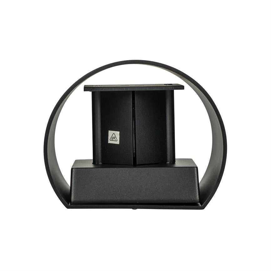 Sort halvcirkelformet metalramme omkranser en firkantet, sort mekanisk enhed, som står fast på en rektangulær base; hele objektet præsenteres isoleret mod en hvid, ensartet baggrund.