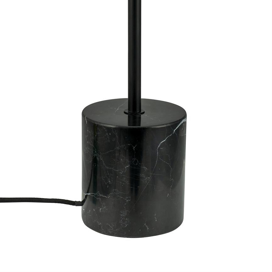 Cylindrisk sort marmorbasis bærer en tynd sort metalstang; en tekstilbeklædt sort ledning løber ud fra siden mod en hvid baggrund.