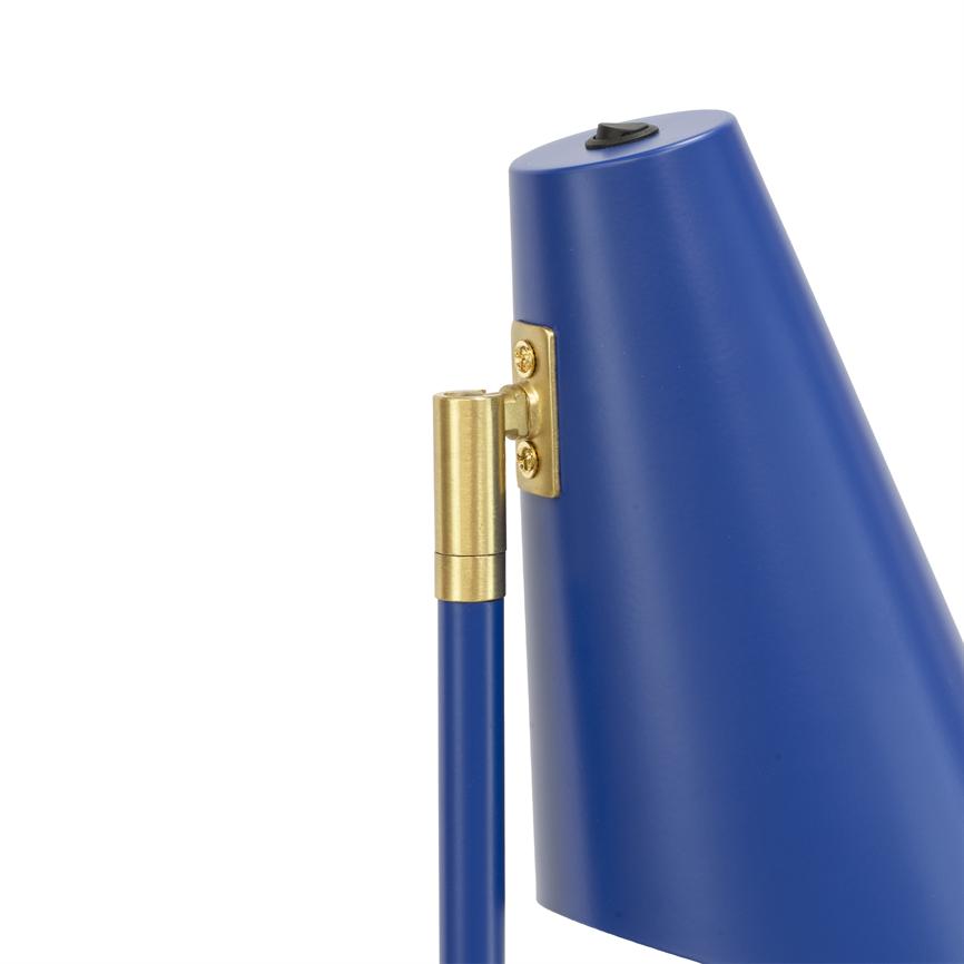 Blå lampeskærm monteret på et smalt blåt stativ, vipbar via en guldfarvet drejehængsel; enkel, hvid baggrund.