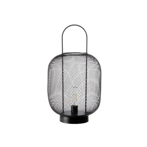 Sort metalnet-lanterne rummer en synlig dekorativ pære og har en bøjle til ophæng; stående på rund bund mod en ensformig hvid baggrund.