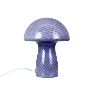 Lilla svampeformet lampe i glaseret glas med diagonale spiralstriber, står på hvid baggrund og er tilsluttet en hvid strømledning.