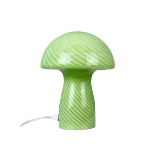 Grøn svampeformet lampe med spiralstriber står på hvid baggrund; blank overflade og hvid strømledning, der løber ud fra basens side.
