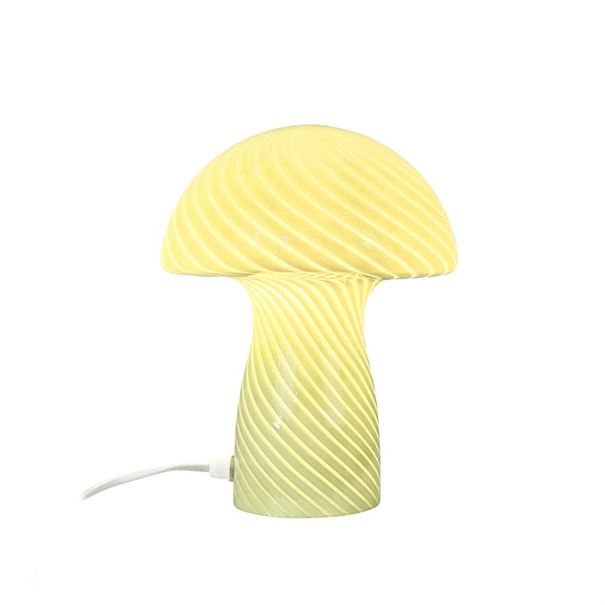 Svampeformet lampe udsender blødt gult lys; dens glasskærm og fod har skrå, spiralrillede mønstre. Den står alene på hvid baggrund med en hvid ledning til venstre.