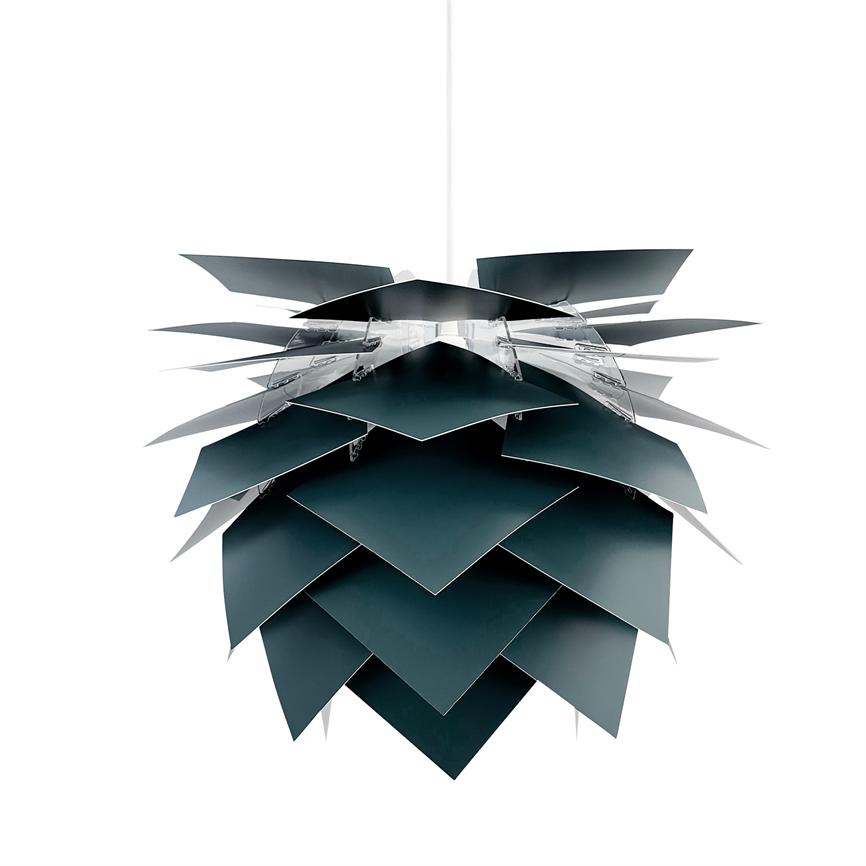 En lagdelt pendel-lampe hænger fra loftet; overlappende matte mørkegrønne plader danner en kogler-lignende form i en ren, hvid, minimalistisk baggrund.