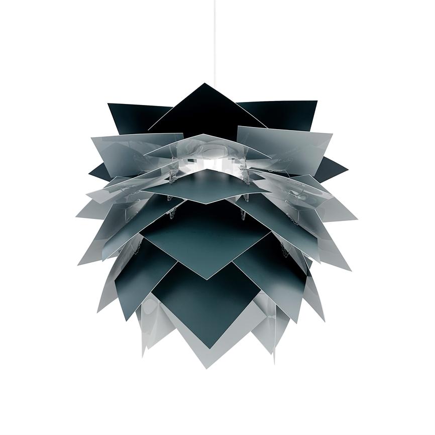 En hængende lampe sammensat af lagvise, overlappende kvadratiske plader, danner en artiskok-/kongleform; den er ophængt i en hvid ledning mod en ensartet hvid baggrund.