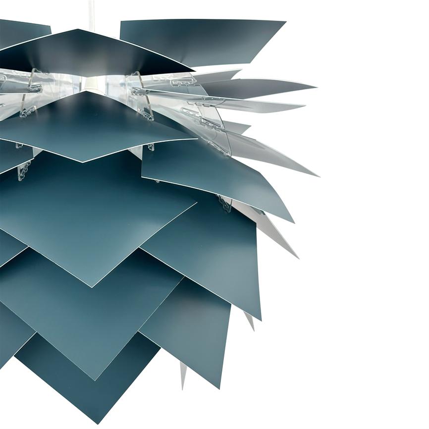 En moderne hængelampe bestående af lagdelte, overlappende firkantede metalplader, der folder sig ud omkring en central opal fatning; tæt beskåret og vist mod en ren, hvid baggrund.