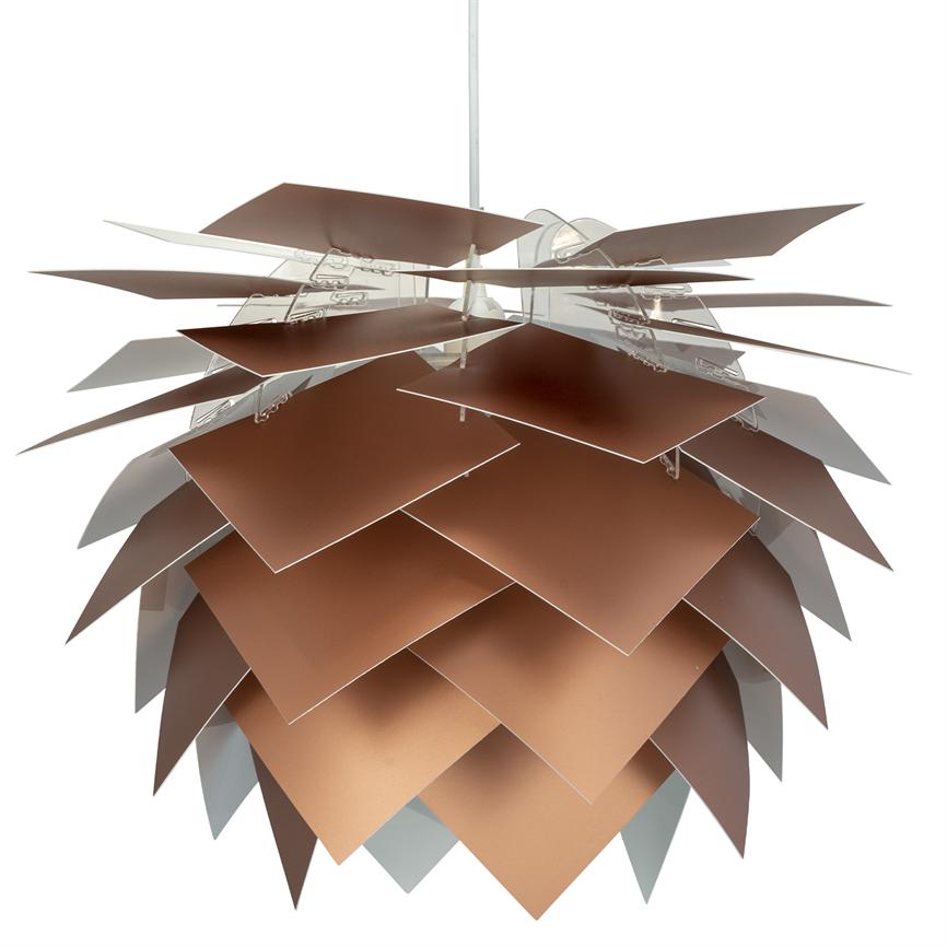 En kobberfarvet pendel hænger i en hvid ledning; lag af overlappende kvadratiske metalplader danner et kogler-lignende, bladagtigt mønster mod en hvid baggrund.