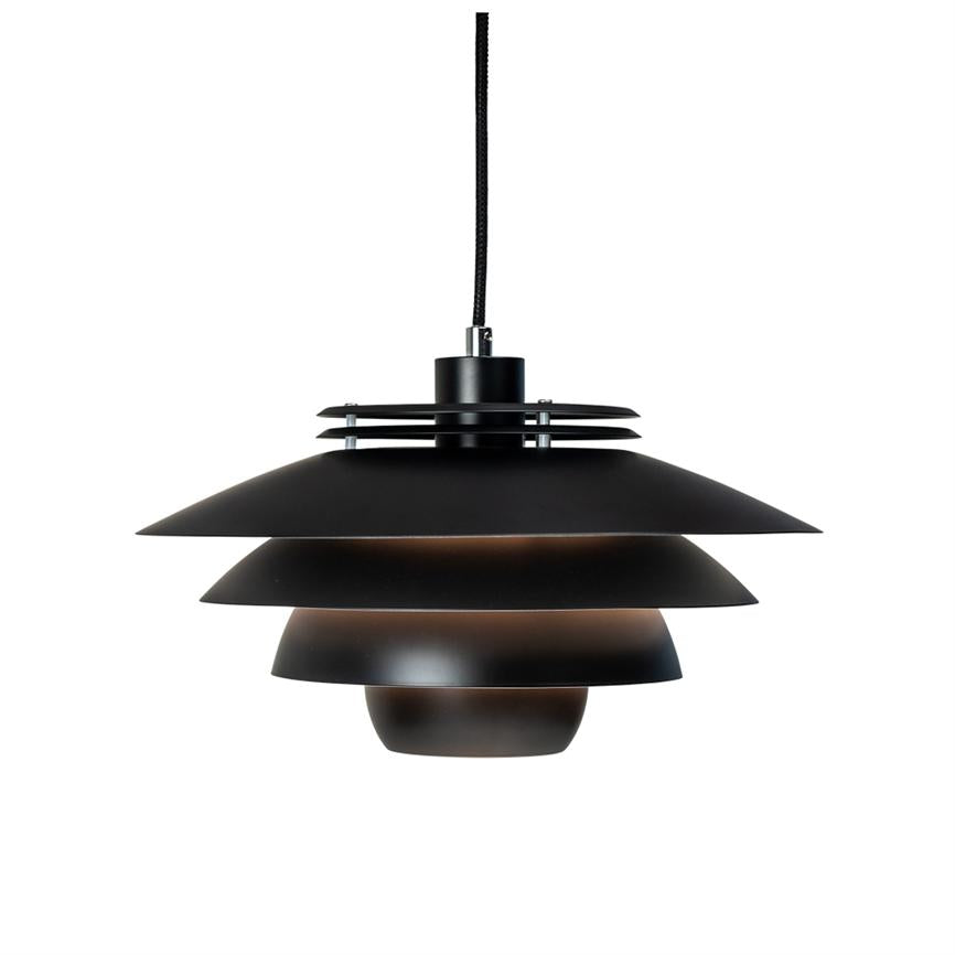 Sort lagdelt pendel hænger fra en sort stofledning; tre brede koniske skærme og en afrundet inderdel danner et trinvist design, vist mod en ensartet hvid baggrund.