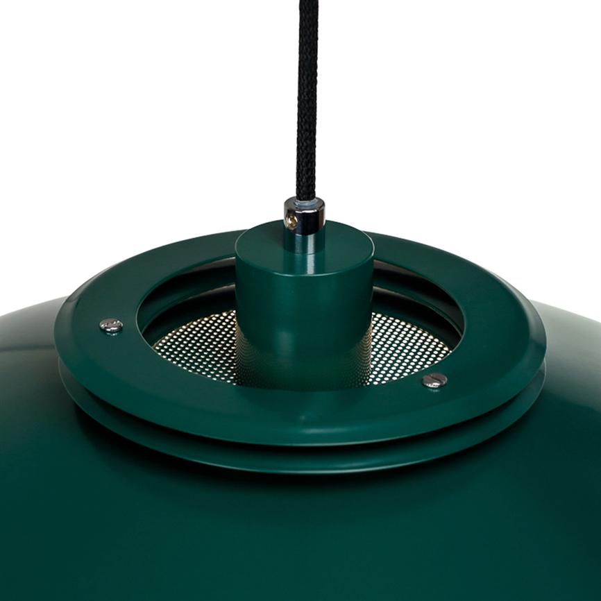 Grøn metalpendel hænger i et sort flettet kabel; øverste ring med perforeret indvendig skærm og to synlige skruer, rund kuppel mod en neutral hvid baggrund.