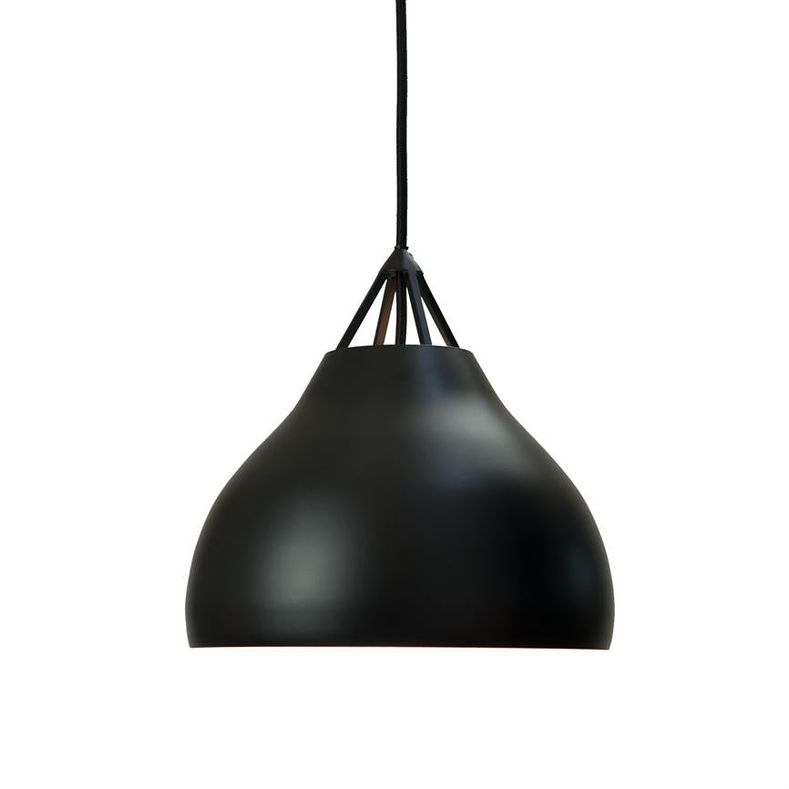 En sort metal loftslampe hænger i en tynd sort ledning; dråbeformet kuppel med slankt topgitter og åben bund; minimalistisk, hvid baggrund.