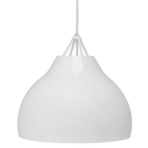 En hvid, blank pendellampe; hænger i et stoftrukket kabel fra en lille ophængning; enkel rund kuppelform mod en ensartet hvid baggrund.