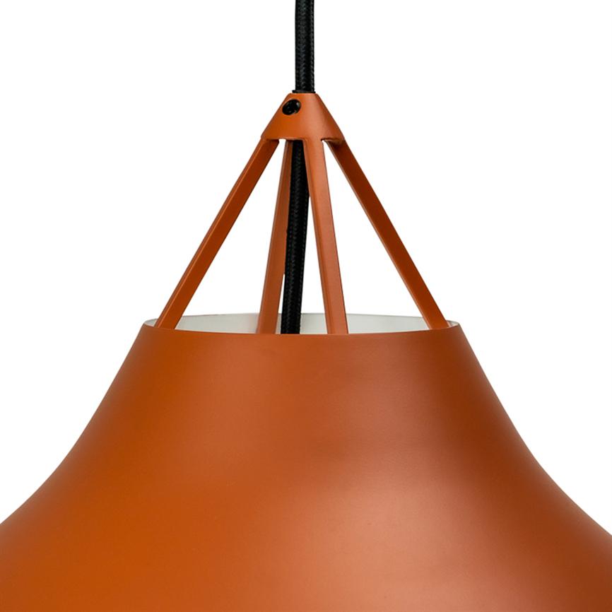 En orange pendel-lampe hænger i en sort stofledning; tre trekantede metalstivere forbinder ledningen til lampeskærmens åbne top, mod en neutral hvid baggrund.