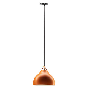 En orange metalpendel hænger i en tynd sort ledning; lampeskærmen er buet med hvid inderside. Enkelt produktbillede vist mod neutral, ensartet hvid baggrund.