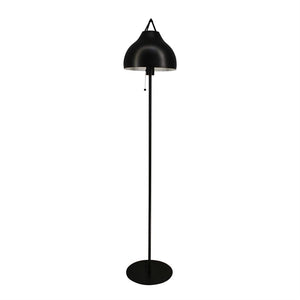 Sort gulvlampe står oprejst, kuppelformet skærm peger nedad, lille trækledning hænger under skærmen; slank stang og cirkulær fod placeret på ensartet hvid baggrund.