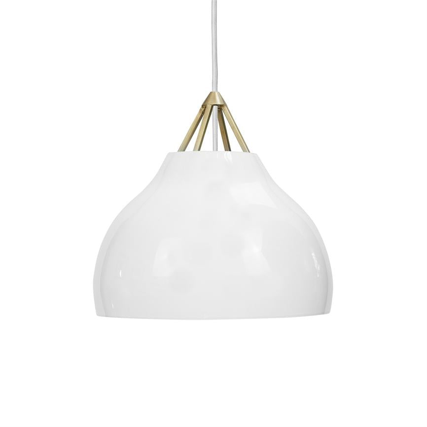 Hængende hvid pendelampe med blank kuppelform, ophængt i hvid ledning og messingbeslag, mod ensfarvet hvid baggrund.