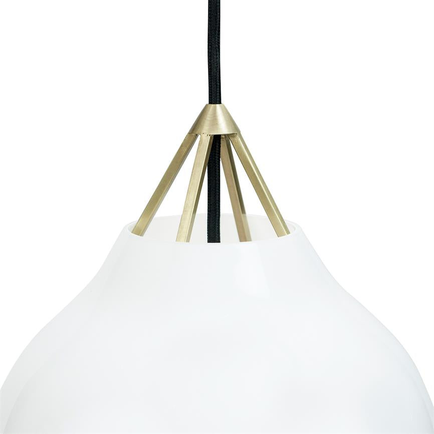 Hvid pendellampe med rund skærm hænger i sort stofledning fra et konisk messingbeslag mod en ensartet hvid baggrund.
