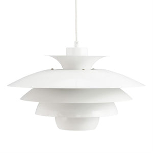 Hvid skiveformet pendel hænger i en ledning, består af fire lagdelte skærme og er designet til indirekte belysning, fotograferet mod en ensartet hvid baggrund.