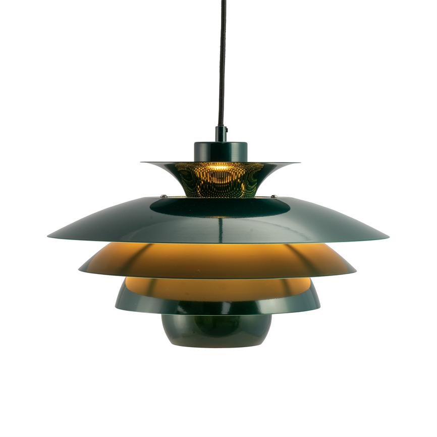 En grøn, lagdelt pendel hænger i en sort ledning og udsender varmt, gyldent lys fra flere skærme mod en neutral hvid baggrund.