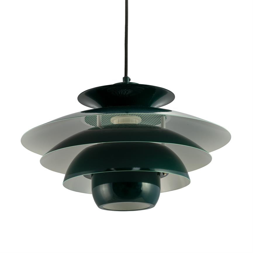 Objekt: mørkegrøn pendellampe. Handling: hænger i en sort ledning, flerlags skærme fordeler lyset nedad. Kontekst: isoleret på hvid baggrund (studiefoto).