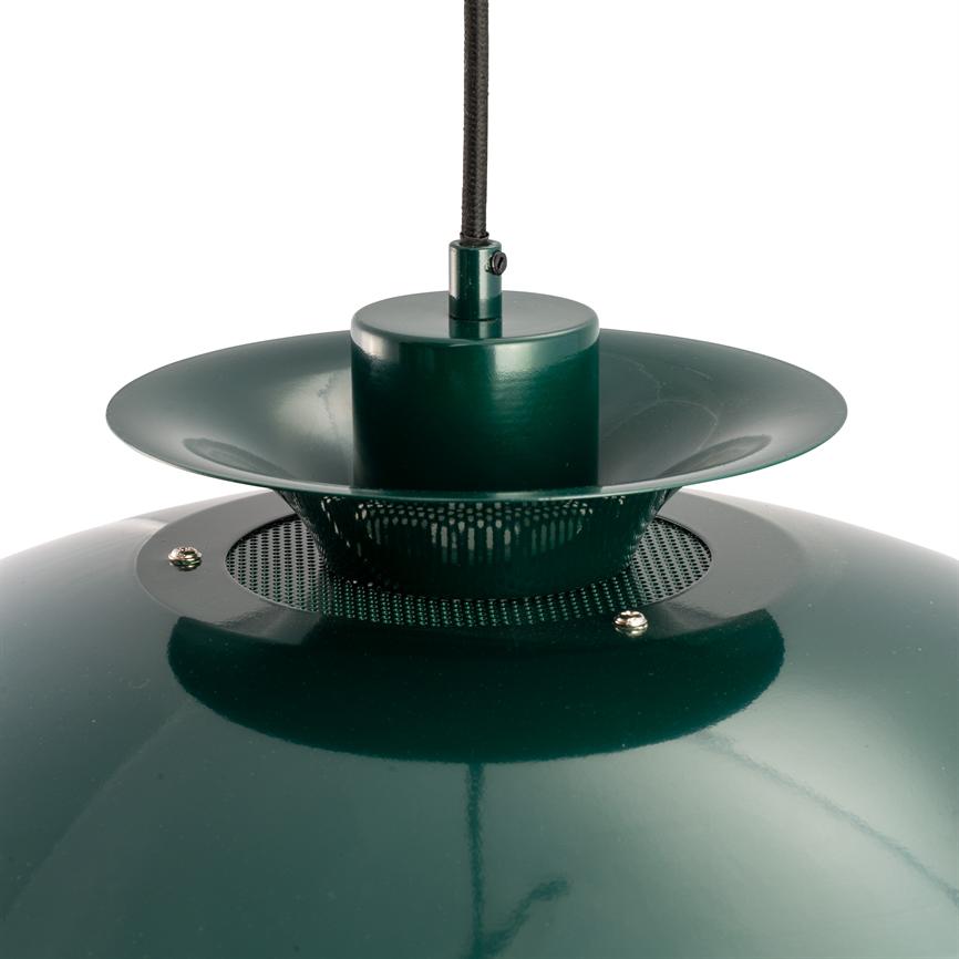 Grøn metallisk pendel hænger i en sort fletledning; en mindre flad skærm og perforeret ring sidder over den runde kuppel med synlige skruer, mod en hvid baggrund.