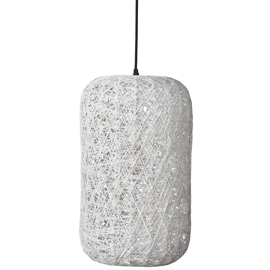 Pendel hænger fra en sort ledning; cylindrisk, afrundet hvid lampskærm af sammenflettede tråde mod en ensartet hvid baggrund.