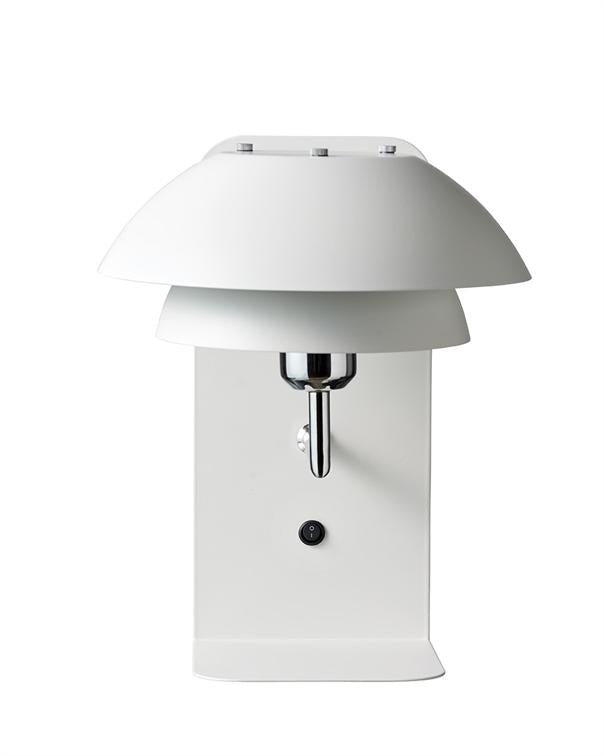 Lampe med to-lags, skålformet skærm monteret på en rektangulær bagplade; en forkromet armatur og en rund sort tænd-/afbryderknap foran; produktvisning på hvid baggrund.