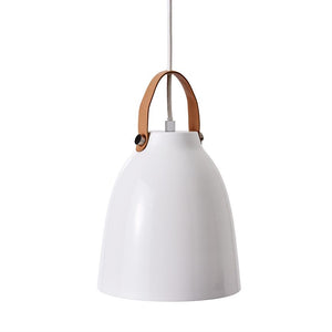 En hvid pendellampe hænger i en stofledning, med en brun læderstrop fastgjort ved toppen; enkel buet lampeskærm på hvid baggrund, minimalistisk og moderne.