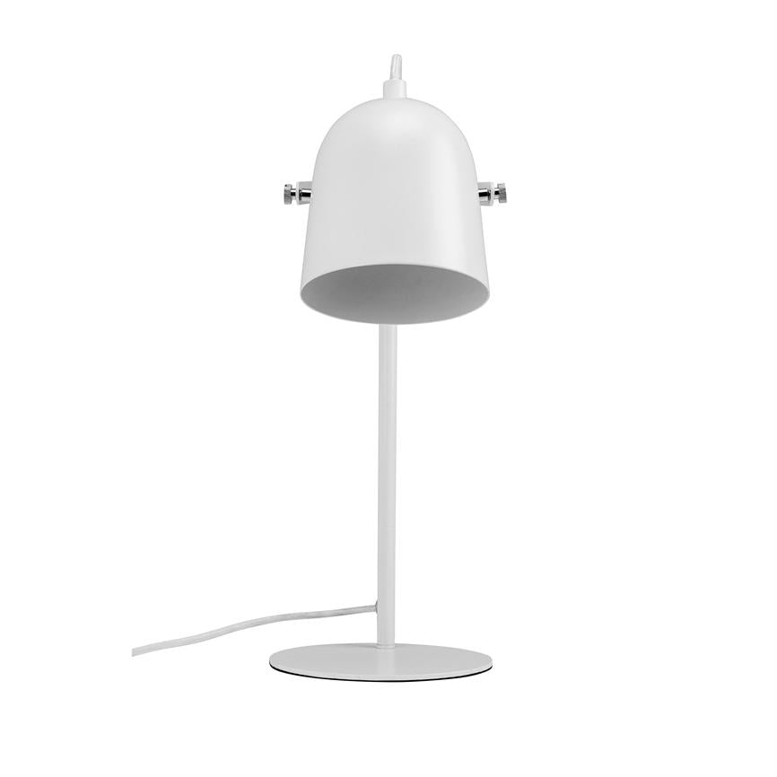 Hvid bordlampe står på rund fod, med klokkeformet skærm pegende nedad; slank stang forbinder delene, hvid ledning ligger løst mod ensartet hvid baggrund.