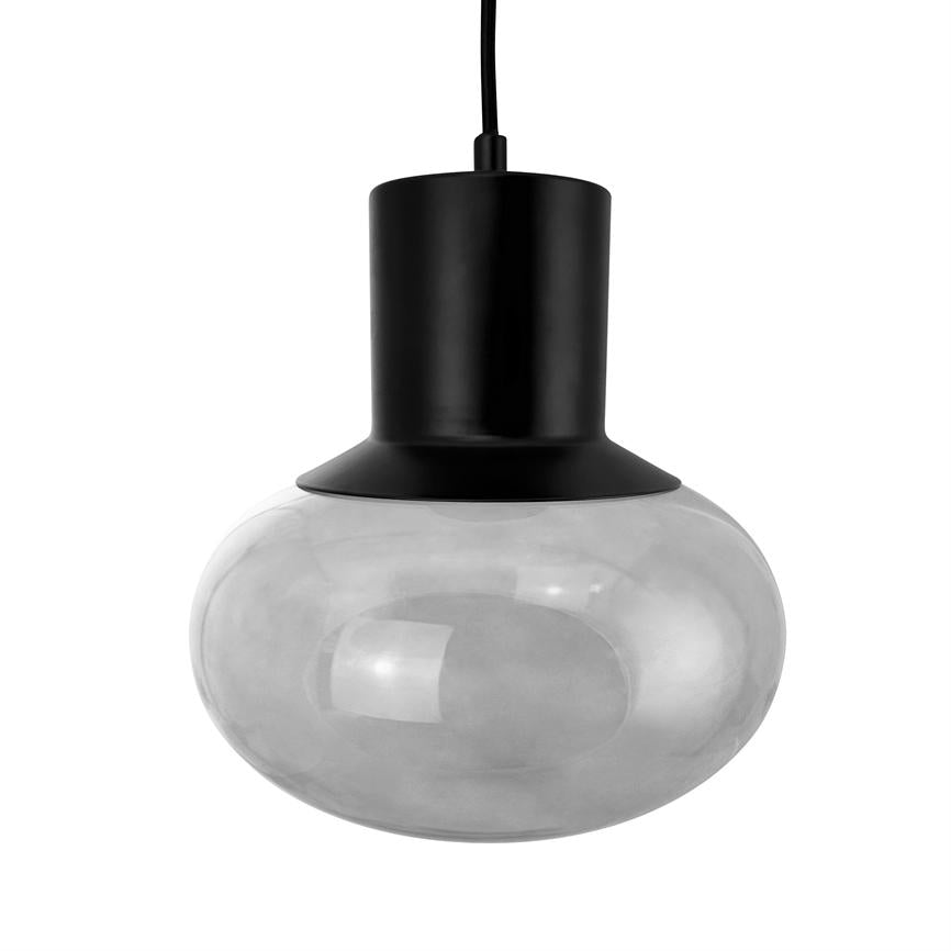 Loftslampe med sort cylindrisk fatning og stor oval, røgfarvet glasskærm; hænger i sort led og reflekterer bløde lysflekker mod en hvid, neutral baggrund.