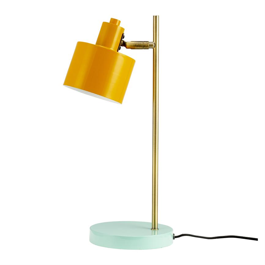 Gul bordlampe med skråstillet skærm, monteret på en slank messingstang og mintgrøn rund fod; sort ledning løber ud til siden på hvid baggrund.