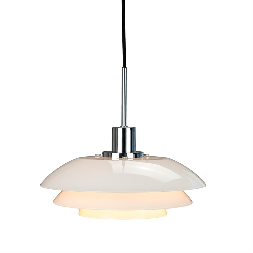 En pendellampe hænger i en sort ledning; tre lagdelte, hvide skærme afgiver et varmt, diffust lys, med krombeslag øverst mod en neutral, hvid baggrund.