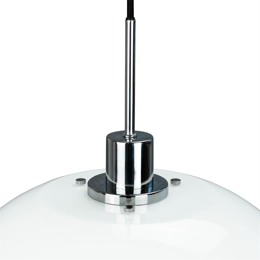 En hvid glaspendel hænger i en sort stofledning; en krom cylinder og en rund kromplade med tre små skruer fastgør kuplen; nærbillede mod en ensartet hvid baggrund.