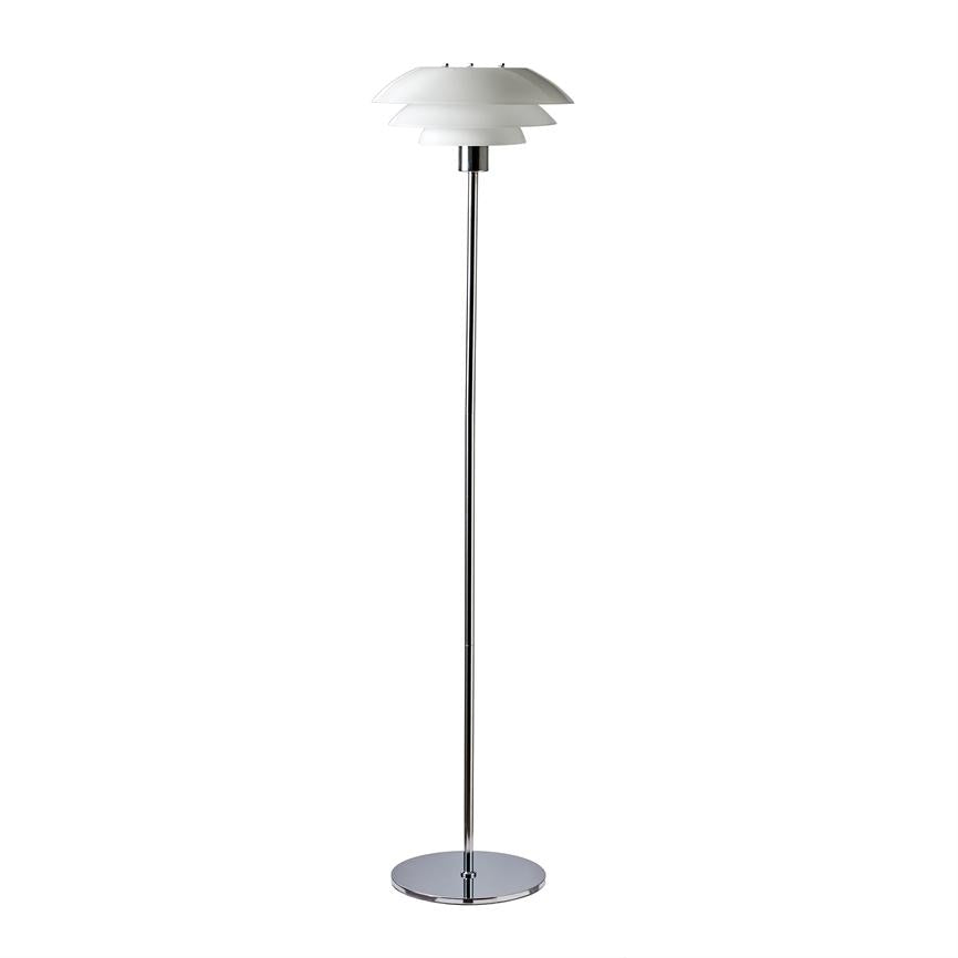 Gulvlampe står på en slank kromstang, har tredelt hvid skærm øverst og rund kromfod; minimalistisk, moderne design på ensartet hvid baggrund.