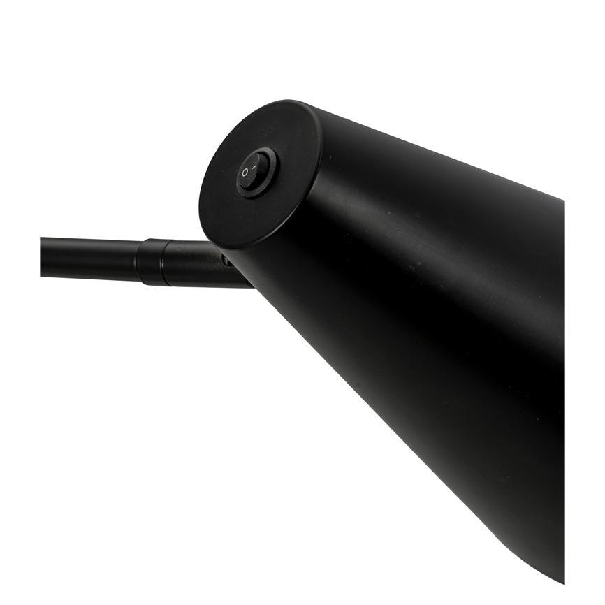 Sort konisk lampehoved viser en lille rund vippekontakt mærket "I/O", hælder fra en justerbar arm og er fotograferet mod en neutral hvid baggrund. Tekst: "I/O".