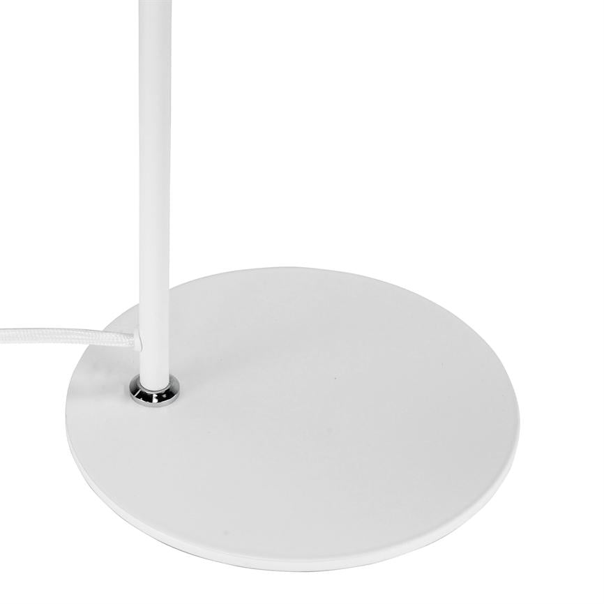 Rund hvid lampefod bærer en slank lodret stang; stofbeklædt hvid ledning føres ud ved kanten mod hvid baggrund.